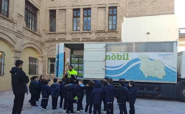 Carcaixent fomenta el reciclaje entre los escolares