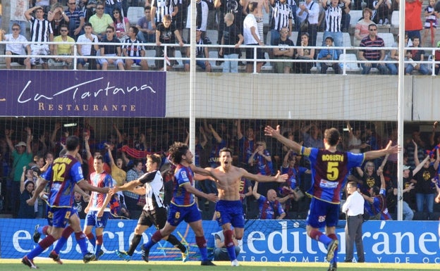 Cartagonova, el estadio donde estalló el ascenso