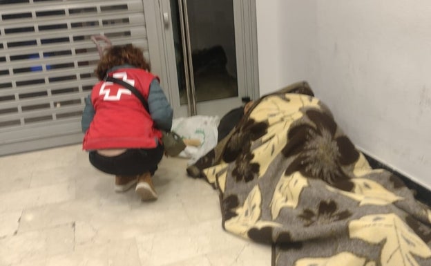 Cruz Roja atiende a 25 personas sin hogar en Dénia durante el episodio de frío intenso