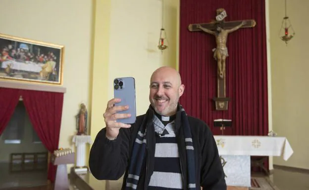 El sacerdote valenciano de los 30.000 seguidores en TikTok