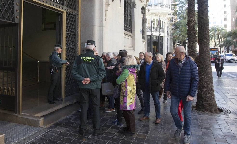 La fiebre (y las colas) por hacerse con letras del Tesoro en Valencia