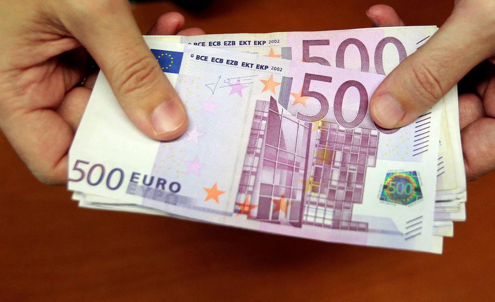 Una mujer devuelve el sobre con 500 euros que se encontró a su propietaria