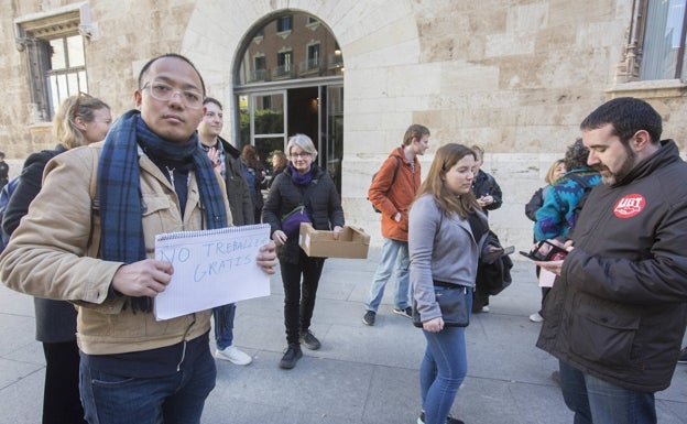 Los impagos a profesores de la Comunitat se enquistan: «Tengo que racionar la gasolina»