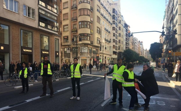 Un grupo que lucha contra el cambio climático corta el tráfico en el centro de Valencia