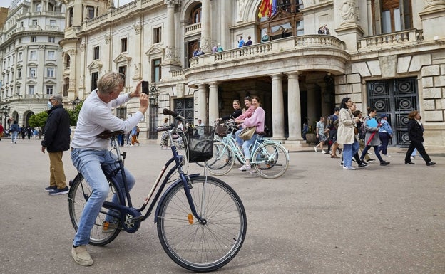 Valencia se queda a 12.000 turistas del récord y aplaza la tasa al menos un año