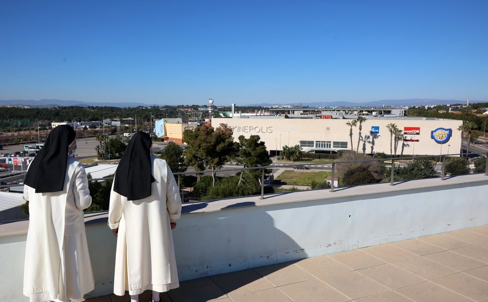 Un convento de clausura en pleno centro comercial de Paterna