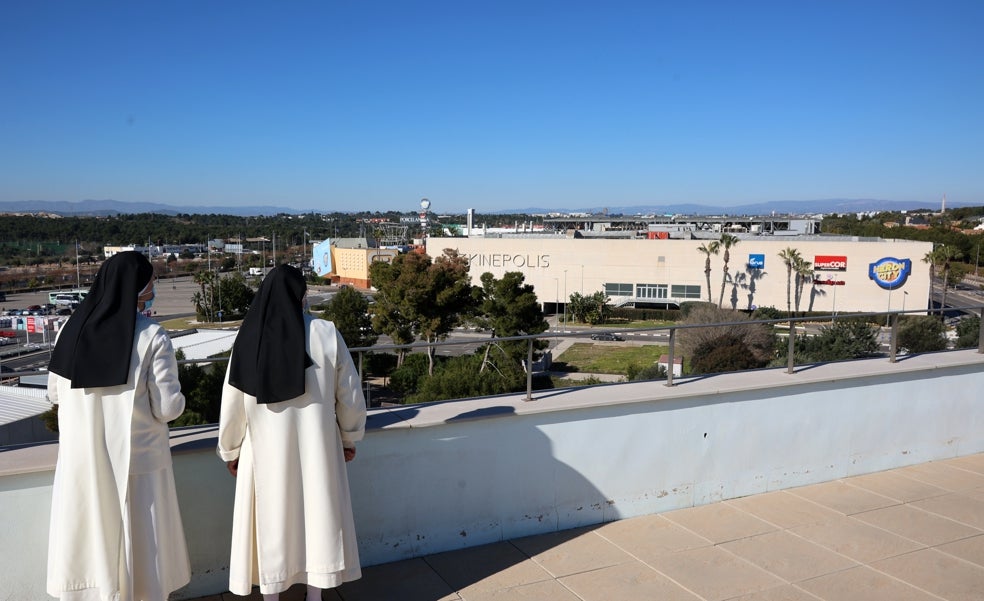 Un convento de clausura en pleno centro comercial de Paterna