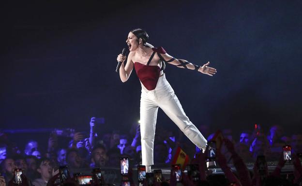 La valenciana Blanca Paloma emociona con 'Eaea' a los Reyes en ARCO