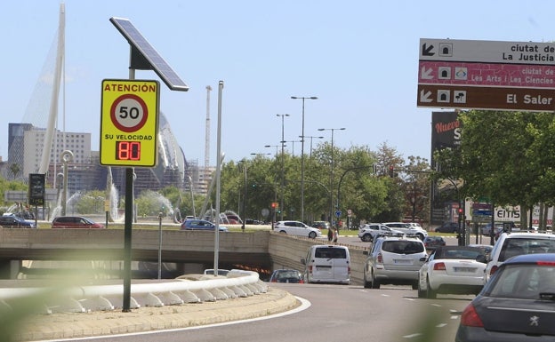 Atascos en el Bulevar Sur y la avenida Ausiàs March de Valencia por la vuelta ciclista a la Comunitat