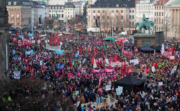 Miles de personas salen a la calle para evitar que les quiten un día festivo religioso del calendario laboral