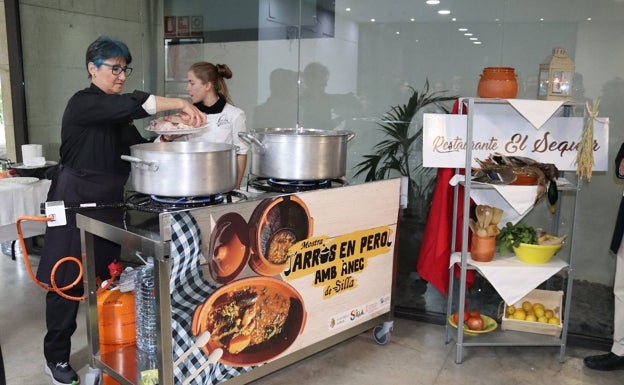 La receta típicamente albufereña del arròs en perol de Silla