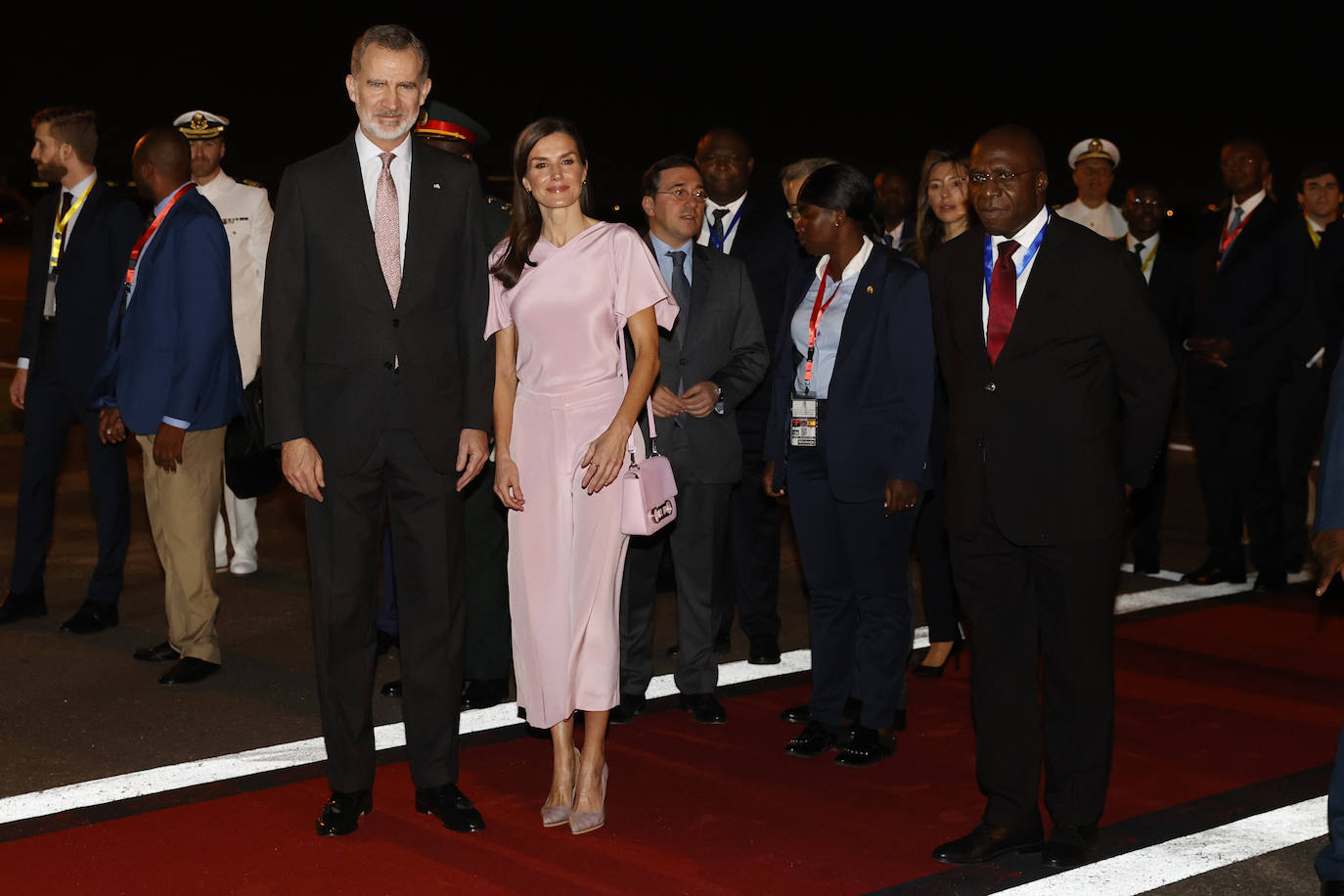 El favorecedor look rosa con el que la reina Letizia aterriza en Angola