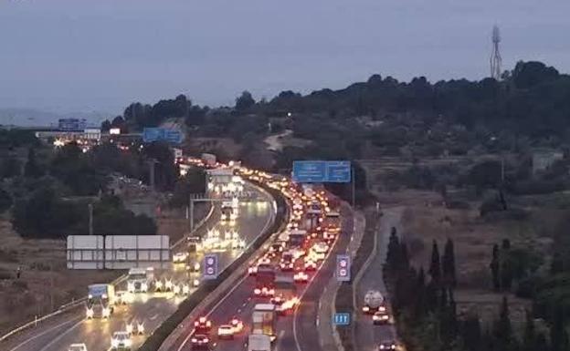 Largas colas en la Pista de Silla para entrar en Valencia