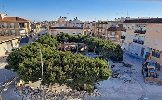 Llombai amplía sus zonas verdes con la remodelación de la plaza de la Comunitat