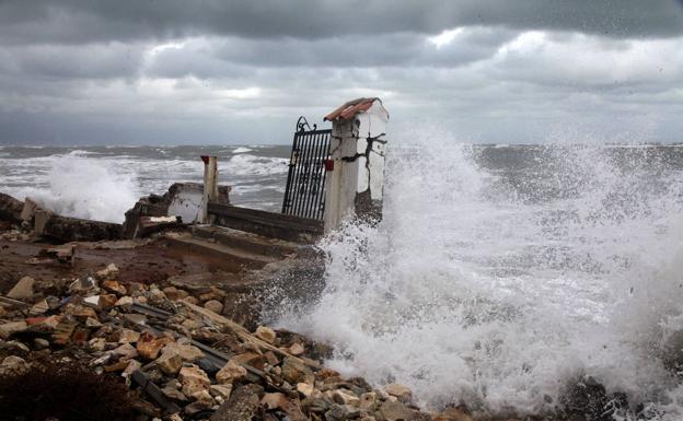 El temporal derriba dos nuevos tramos del pantalán del Puerto de Sagunto y golpea con fuerza en Dénia