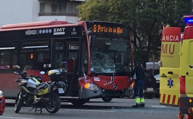 Once heridos en un accidente de un autobús de la EMT en Valencia