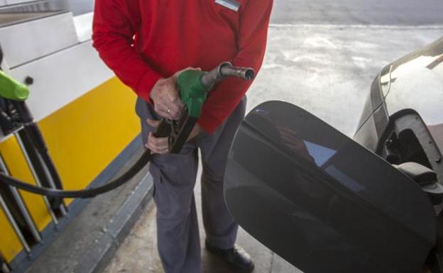 El precio del diésel da un revolcón al de la gasolina
