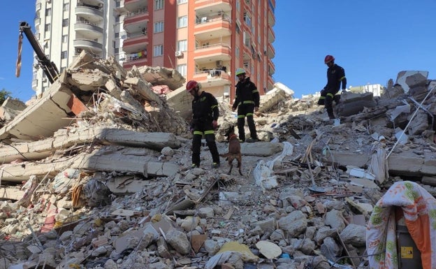 Bomberos valencianos en Turquía: «el nivel de destrucción es casi bélico, encontrar gente con vida será casi imposible en los próximos días»