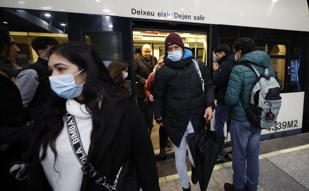 Los valencianos no se fían: las mascarillas resisten en el transporte público