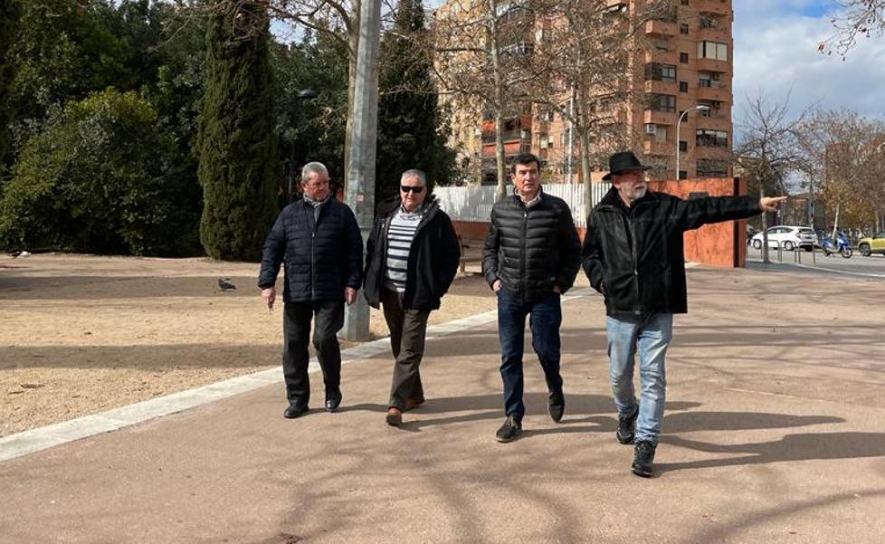 Los vecinos de Marxalenes claman contra las molestias que provocan unas pistas deportivas