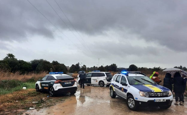 Un hombre amenaza con inmolarse en un descampado de Albal donde vive en una chabola con su pareja