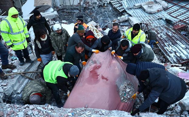 Bomberos de Alicante, un sanitario y perros parten a Turquía para ayudar en el rescate de víctimas de los terremotos