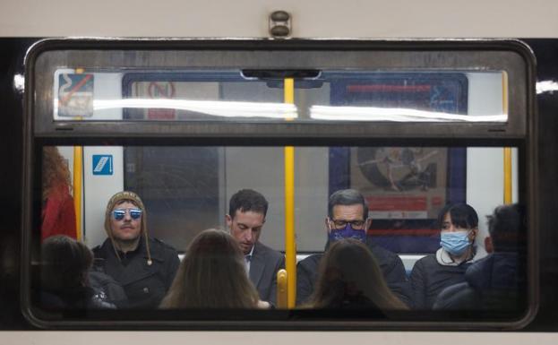 Sanidad pide usar la mascarilla a la japonesa