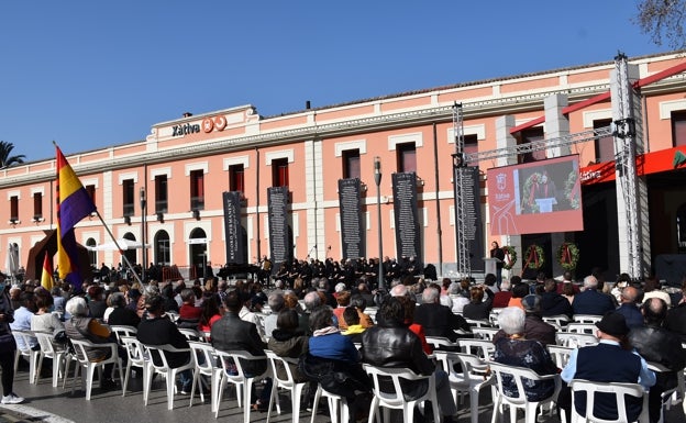 Xàtiva vuelve a recordar a las víctimas del bombardeo de la estación de 1939