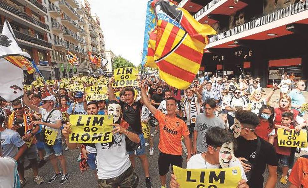 20.000 cartulinas contra Peter Lim