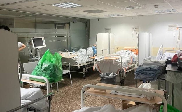 La falta de camas en el Hospital Clínico de Valencia obliga a habilitar dos habitaciones más y un pasillo para la pernoctación de los pacientes
