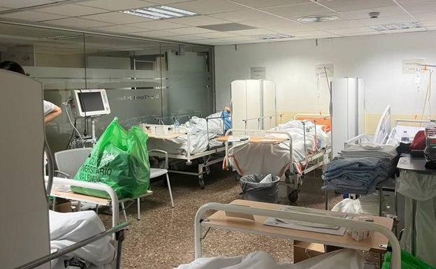 La falta de camas en el hospital Clínico de Valencia obliga a habilitar otras dos salas y un pasillo para que los pacientes pasen la noche