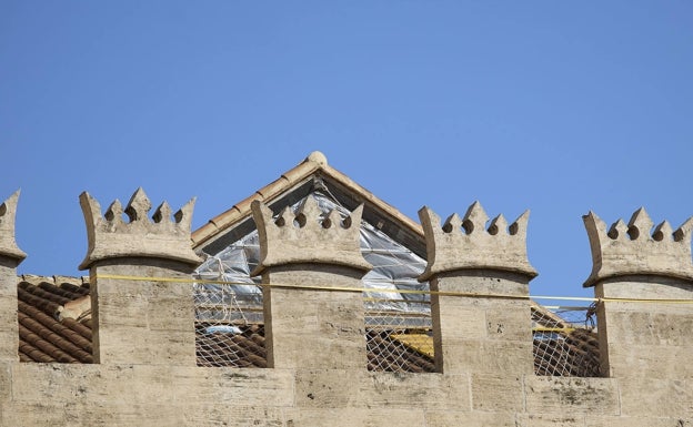 Un plástico tapa obras en la Lonja de Valencia durante diez meses