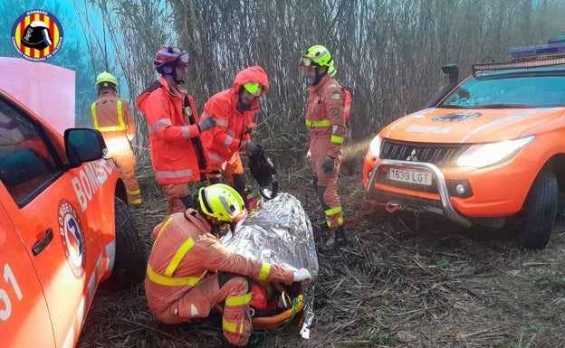 Herida una conductora octogenaria tras caer su vehículo en un barranco en Genovés