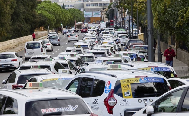 Los taxis desconvocan la huelga en Valencia tras aceptar el Consell una subida de tarifas