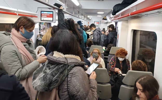 El bono gratuito revienta los trenes de Cercanías