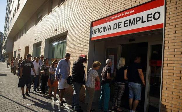 Los parados empiezan a cobrar desde hoy 100 euros más al mes