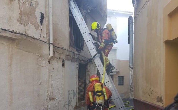 Dos hombres heridos por quemaduras e inhalación de humo en el incendio de una vivienda en Requena