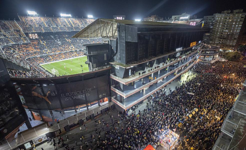 La protesta contra Lim vacía Mestalla hasta el minuto 19