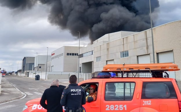 Un incendio destruye una empresa de tratamiento de residuos en Lorigilla y afecta a otra nave colindante