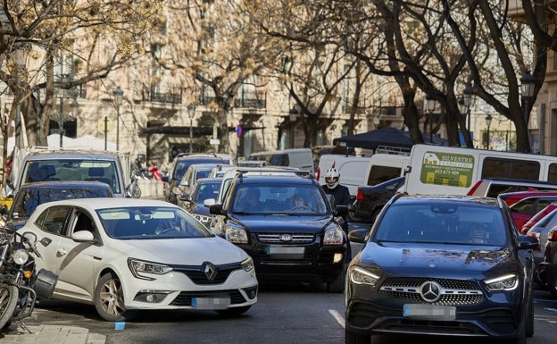 Los vecinos de Poeta Querol y Marqués de Dos Aguas se hartan del aumento del tráfico