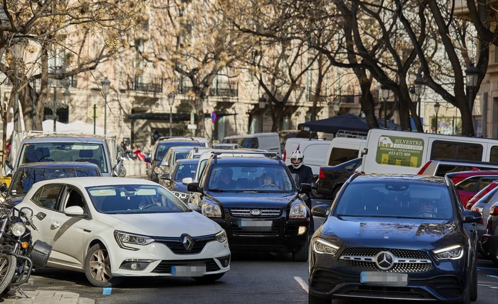 Los vecinos de Poeta Querol y Marqués de Dos Aguas se hartan del aumento del tráfico