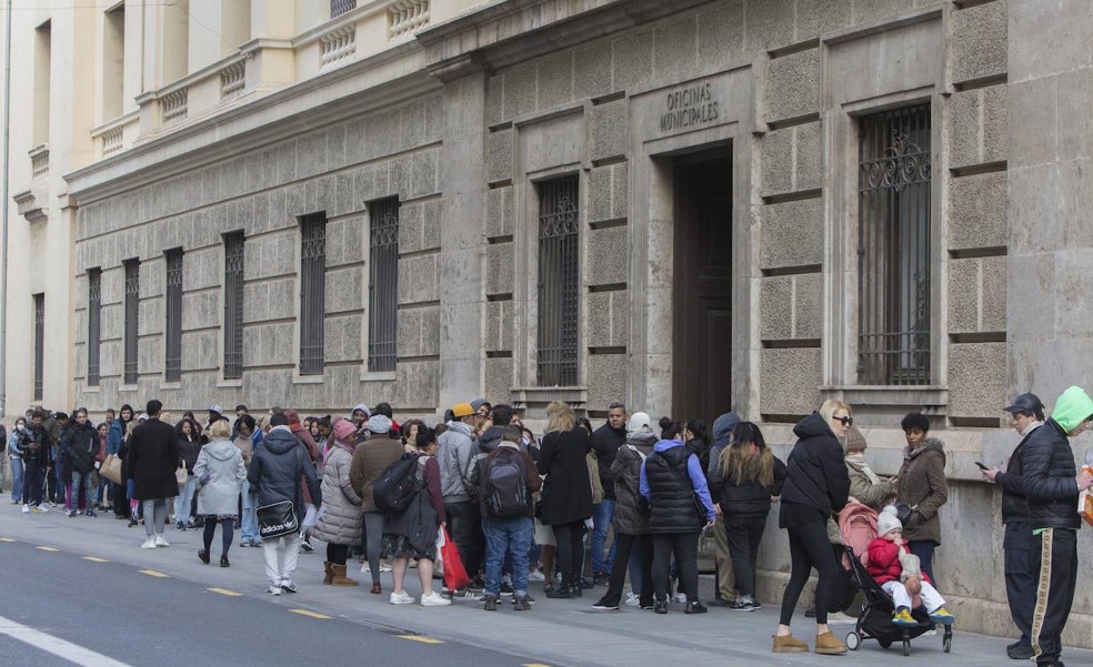 Colas en el Ayuntamiento de Valencia en el primer día sin cita previa tras la pandemia