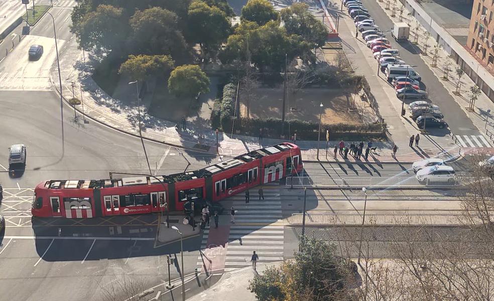 Cuatro atendidos en el descarrilamiento de un tranvía en la avenida Hermanos Maristas de Valencia