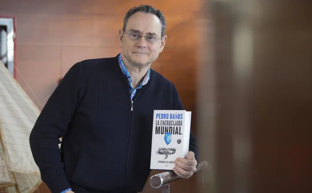 Pedro Baños con el libro que acaba de publicar. 