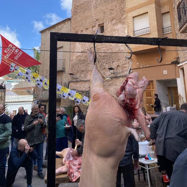 Serra revive la fiesta de la matanza, la tarea doméstica que daba de comer durante el invierno