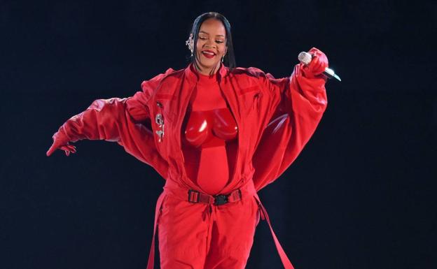 El look 'made in Spain' de Rihanna en la Super Bowl y su significado