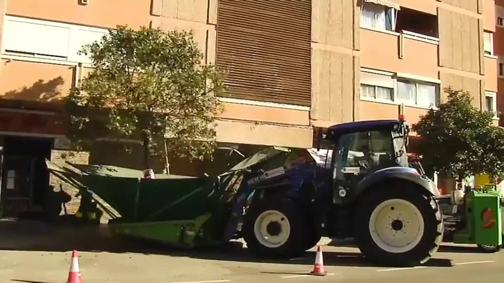 Valencia retira con una máquina especial las naranjas ya maduras por el  calor