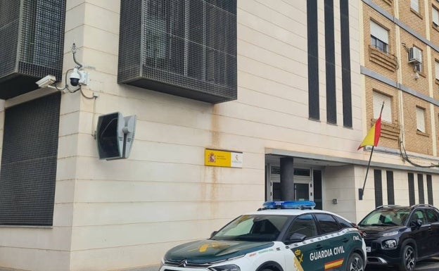 Técnicos municipales de Alfafar revisan el cuartel de la Guardia Civil por la plaga de mosquitos