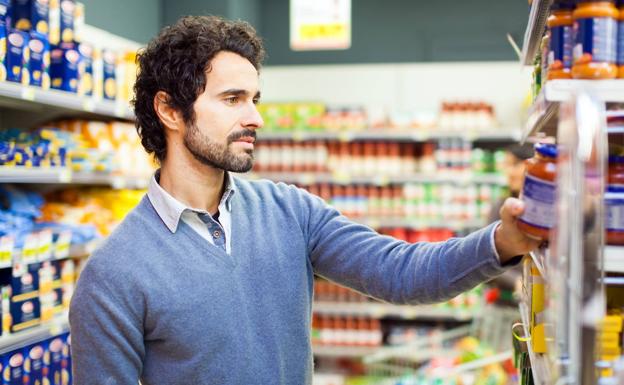 El truco de los supermercados para que el cliente no lea la etiqueta de los alimentos