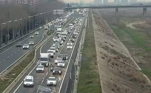 Un accidente en la Pista de Silla provoca largas para entrar en Valencia